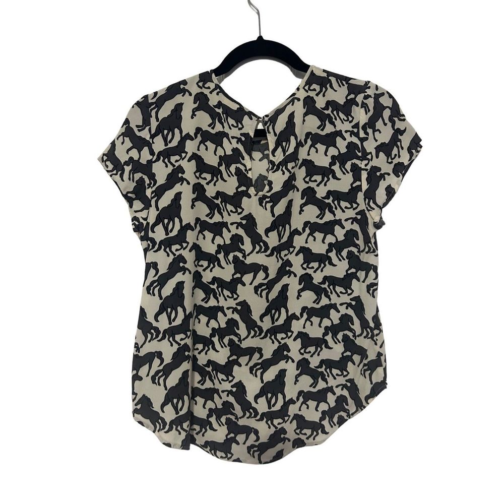 H&M Womens short sleeve white/gray Horse pattern blouse. Super cute and in excel